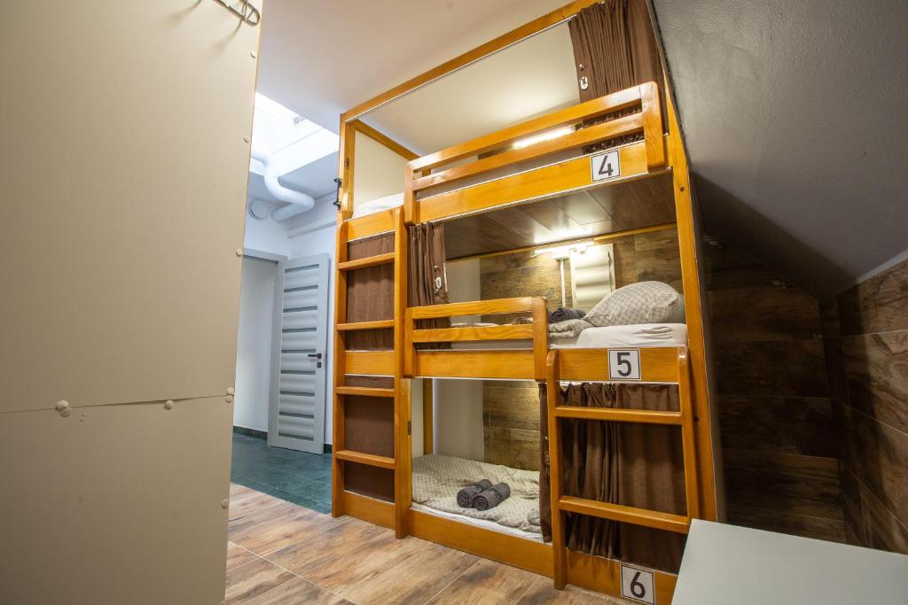 Postel nebo postele na pokoji v ubytování AISHA Hostel