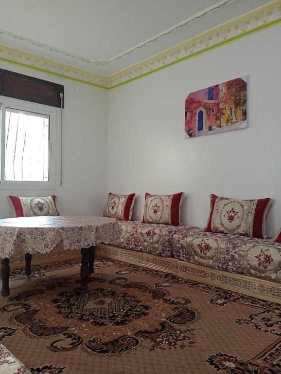 a living room with a couch and a table at مجمع الطلحاوي قربAkdital Hôpital Privé de Tanger in Tangier