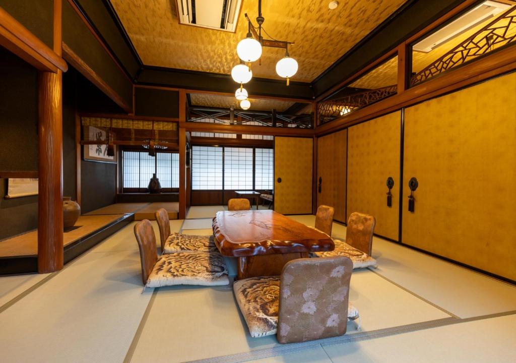 Posezení v ubytování 虎屋別館