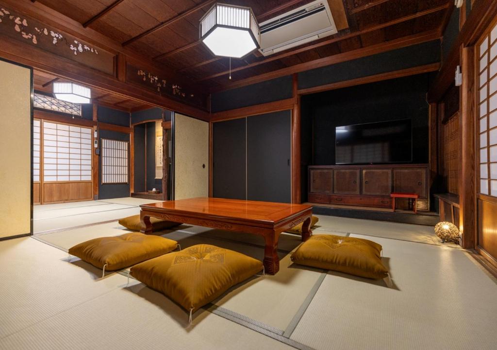 Posezení v ubytování 虎屋別館