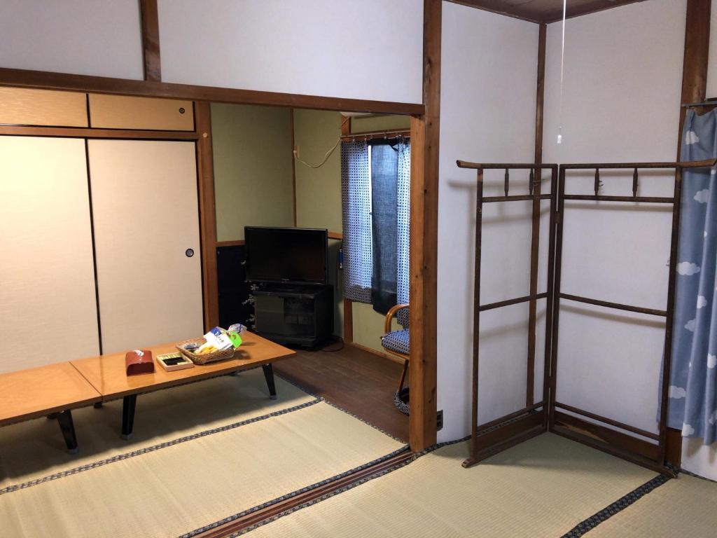Postel nebo postele na pokoji v ubytování TSUKASA HOUSE English OK Kumano Kodo Experienced Lodge Within walking distance from station 無料駐車場あり