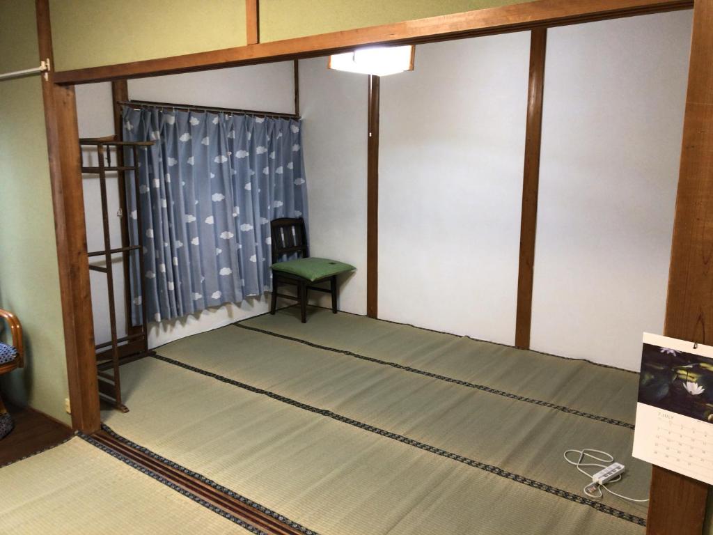Postel nebo postele na pokoji v ubytování TSUKASA HOUSE English OK Kumano Kodo Experienced Lodge Within walking distance from station 無料駐車場あり