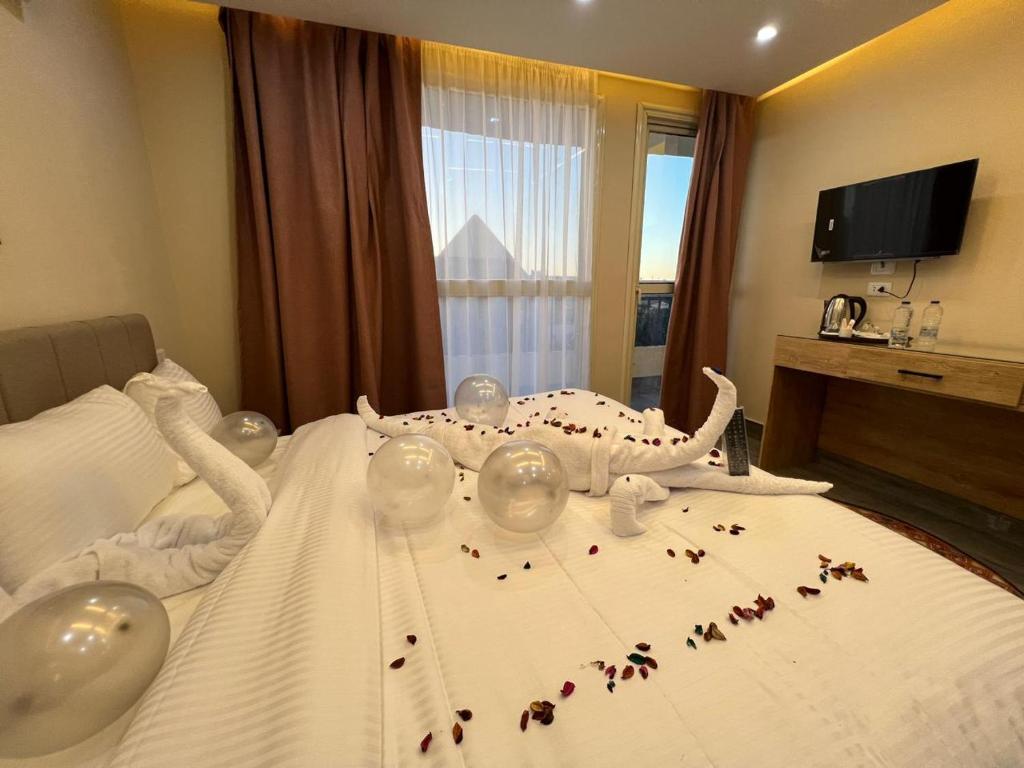 Postel nebo postele na pokoji v ubytování Pyramids Hotel