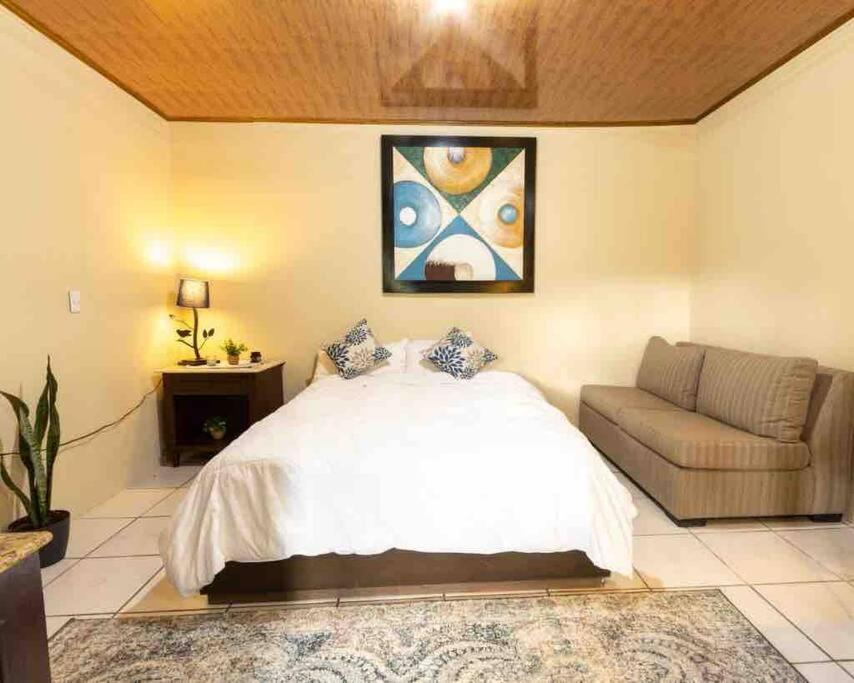 Ένα ή περισσότερα κρεβάτια σε δωμάτιο στο Mini apartamento con vista al Volcán Arenal