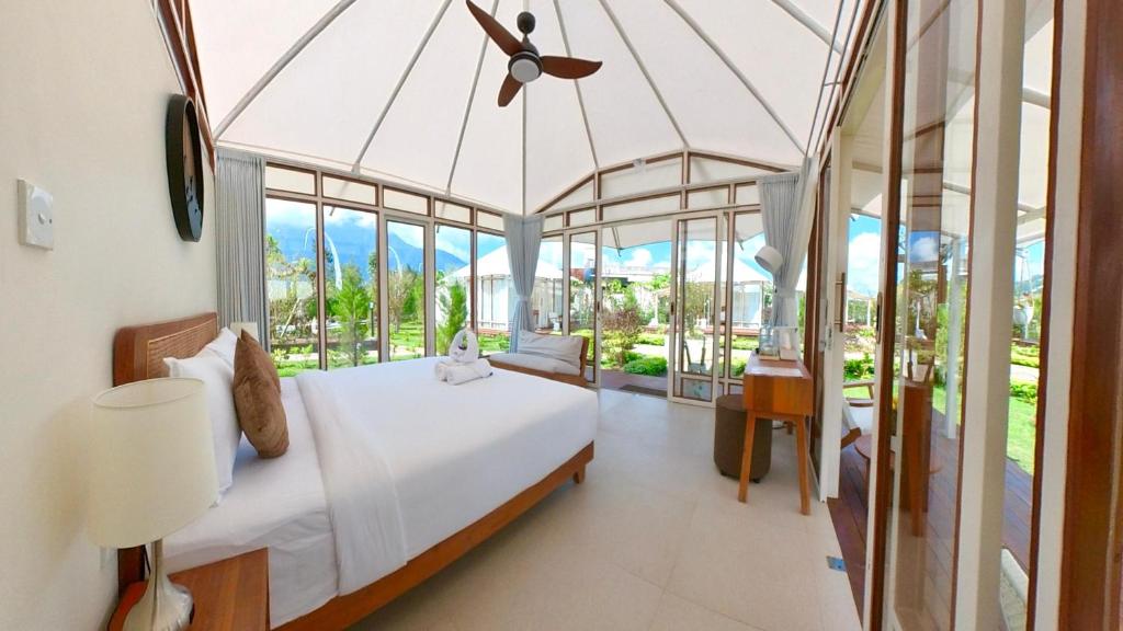 Postel nebo postele na pokoji v ubytování Svargan Lakeside Glamping