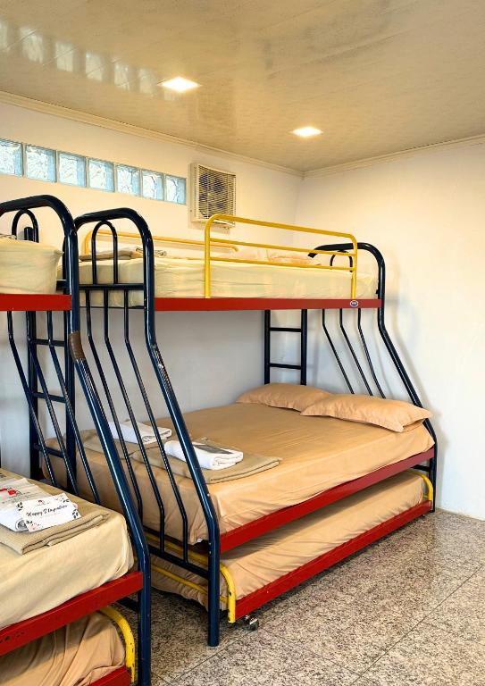 Rúm í herbergi á De Pointé Resort & Resto