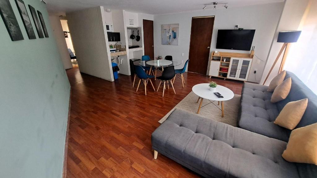 un soggiorno con un divano e un tavolo di 3 RECS: HERMOSO,AMPLIO E INMEDIATO A PASEO REFORMA a Città del Messico