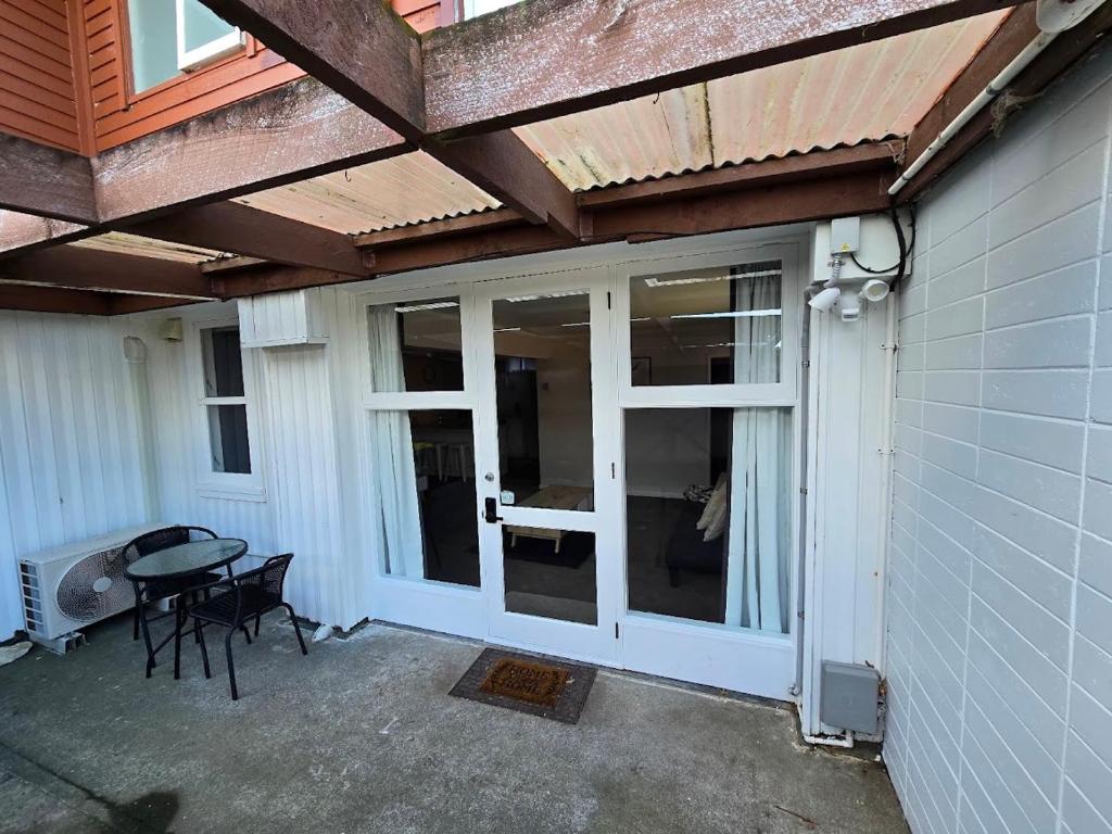 Abode for Two and a Few Paws - Resim 5