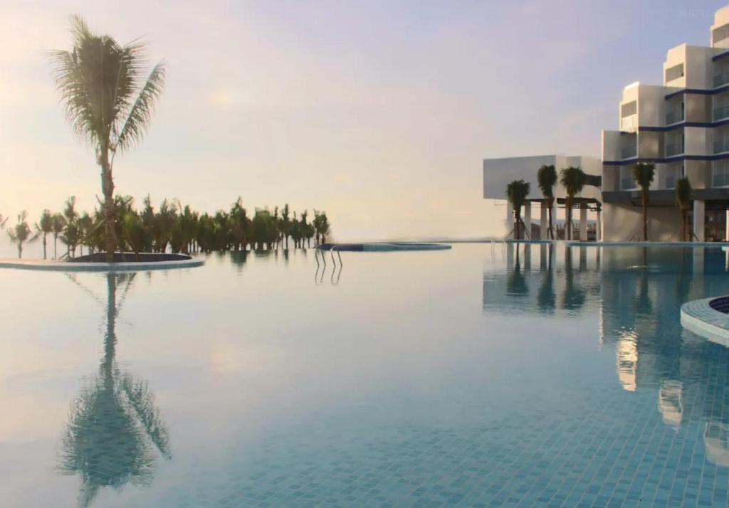 Bazén v ubytování The Arena Cam Ranh Resort nebo v jeho okolí