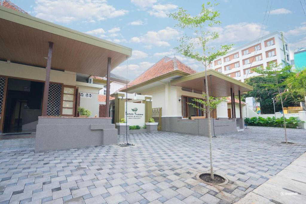 SentoolYuwono Hotel & Villa Malioboro的建筑物前的小树