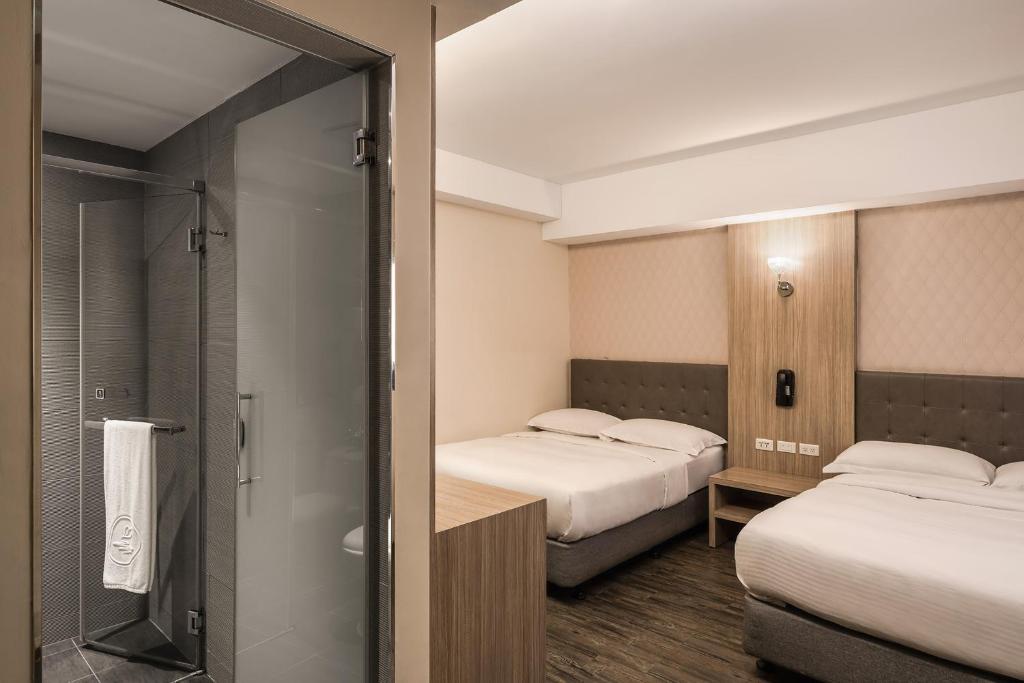 Postel nebo postele na pokoji v ubytování The Riverside Hotel International