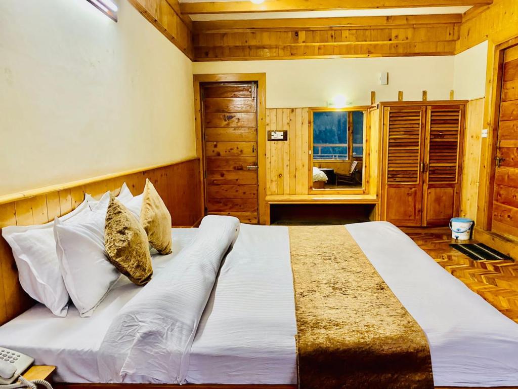 Voodi või voodid majutusasutuse The Vashisht, Manali - A Four Star Luxury Hotel toas