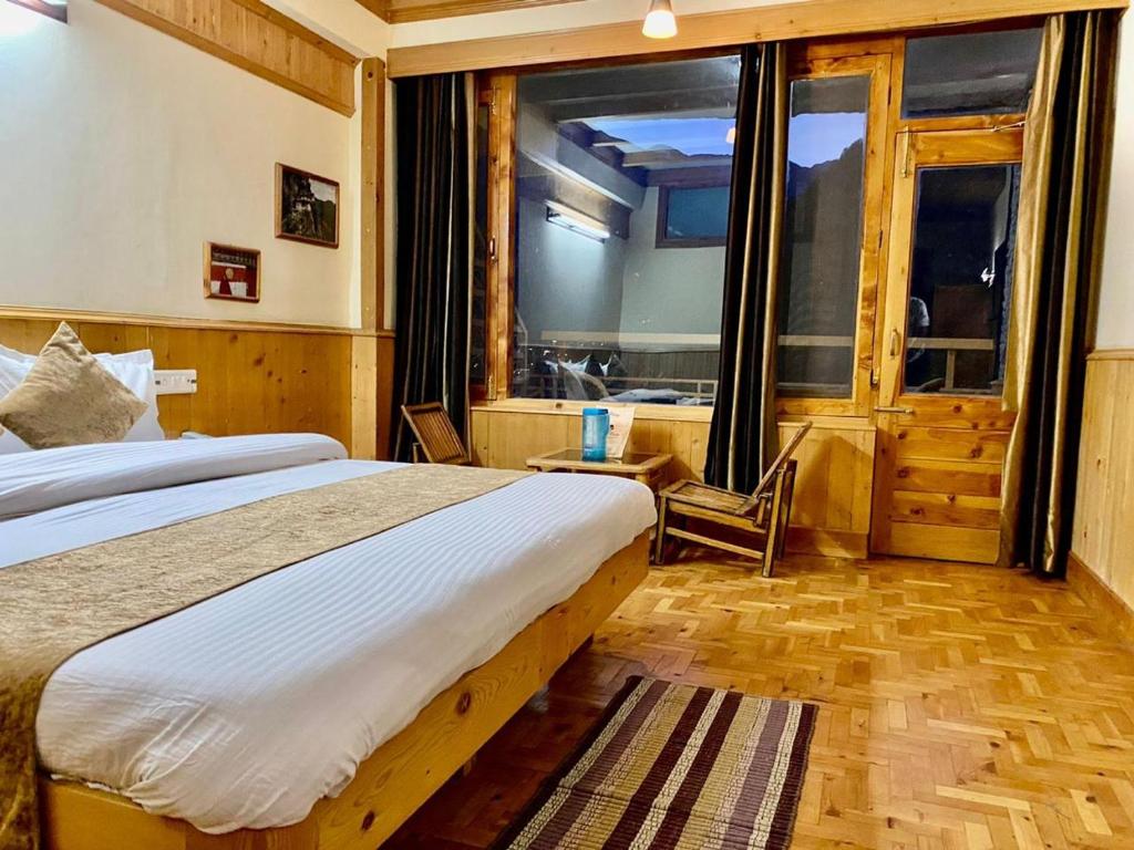 Voodi või voodid majutusasutuse The Vashisht, Manali - A Four Star Luxury Hotel toas