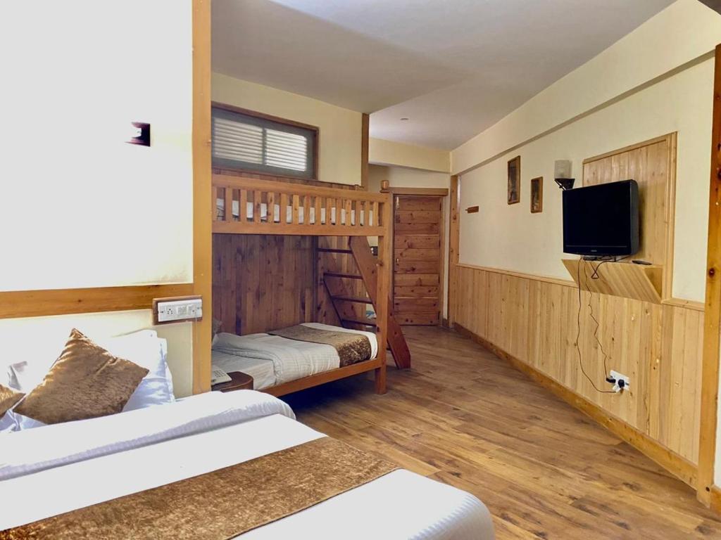 Televiisor ja/või meelelahutuskeskus majutusasutuses The Vashisht, Manali - A Four Star Luxury Hotel