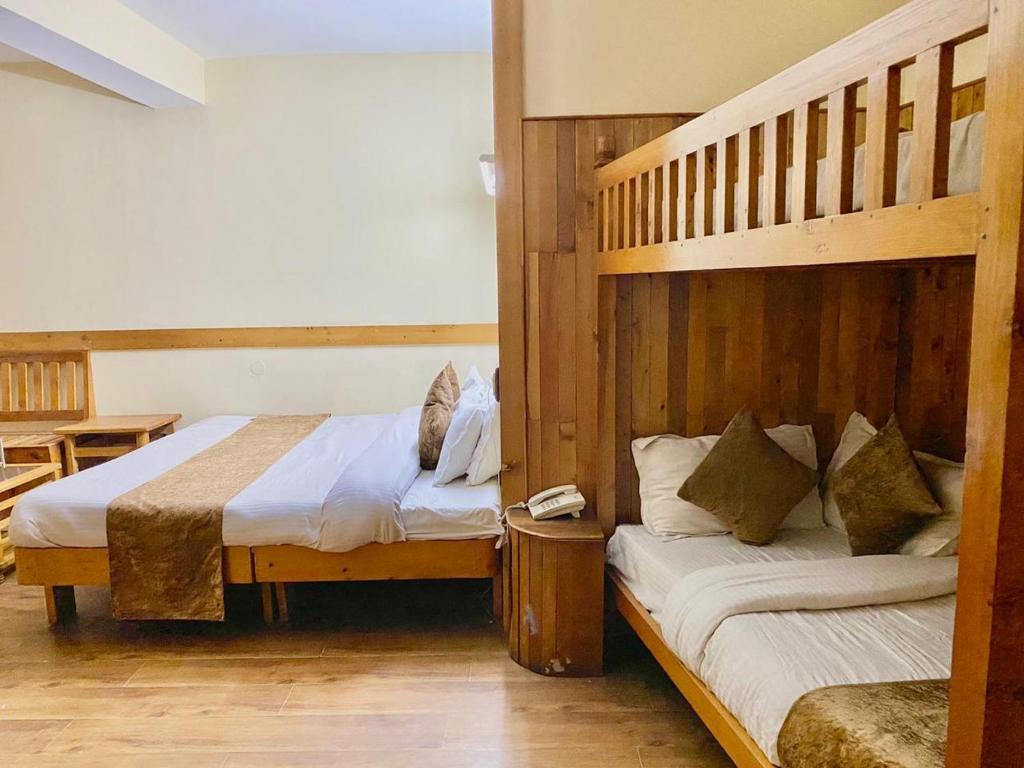 Voodi või voodid majutusasutuse The Vashisht, Manali - A Four Star Luxury Hotel toas