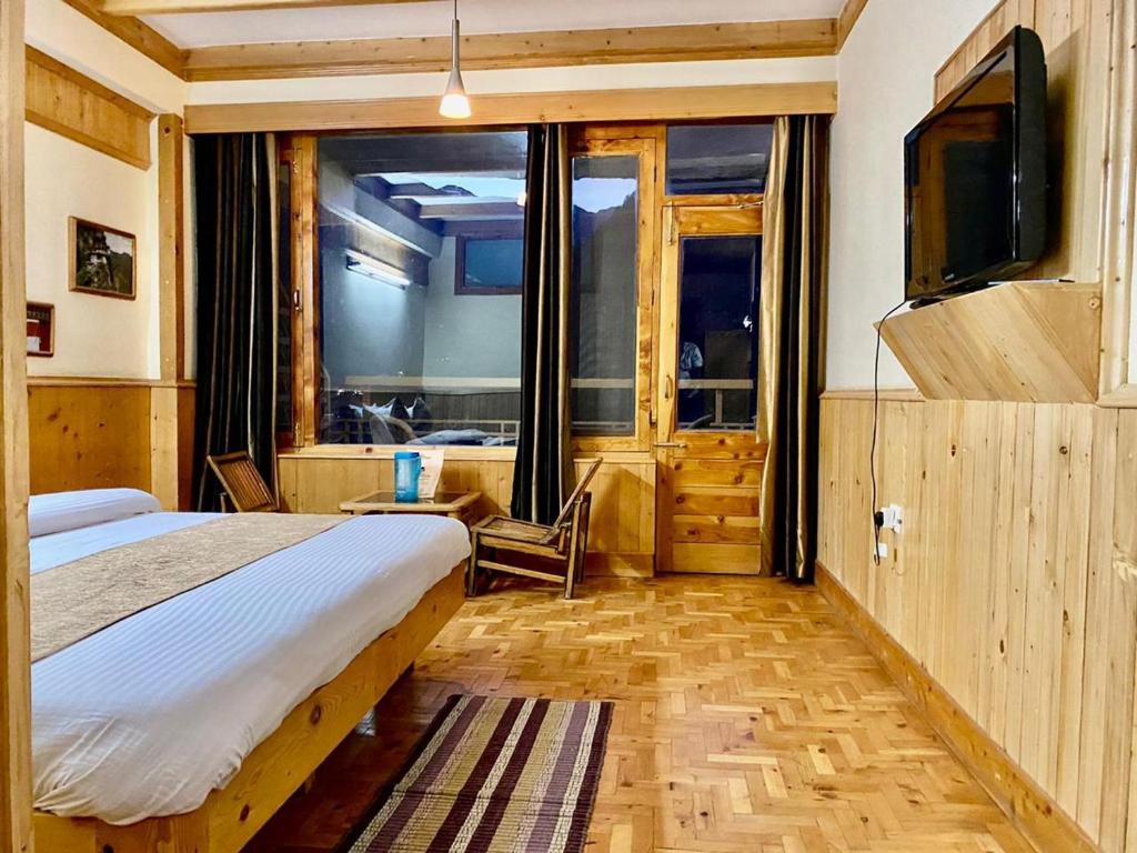 Televiisor ja/või meelelahutuskeskus majutusasutuses The Vashisht, Manali - A Four Star Luxury Hotel
