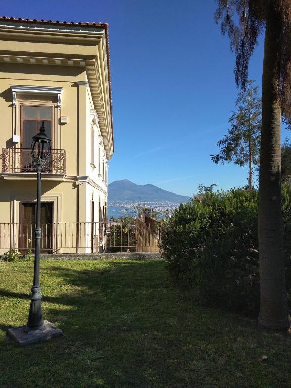 dom z światłem ulicznym przed nim w obiekcie Villa Pellicano -Il nido w mieście Castellammare di Stabia