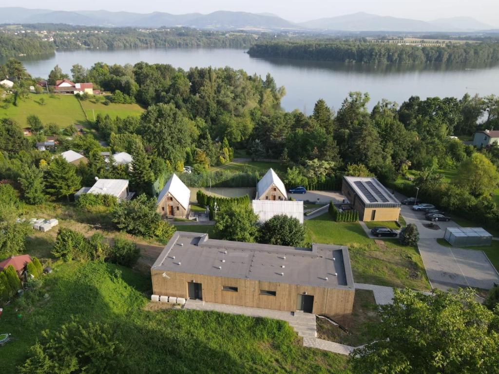 una vista aerea di una casa sulla riva di un lago di Retro chaty Soběšky a Horní Soběšovice