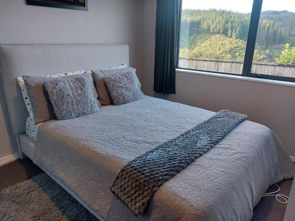 A comfortable room in Upper Hutt with views - Homestay, Upper Hutt ...