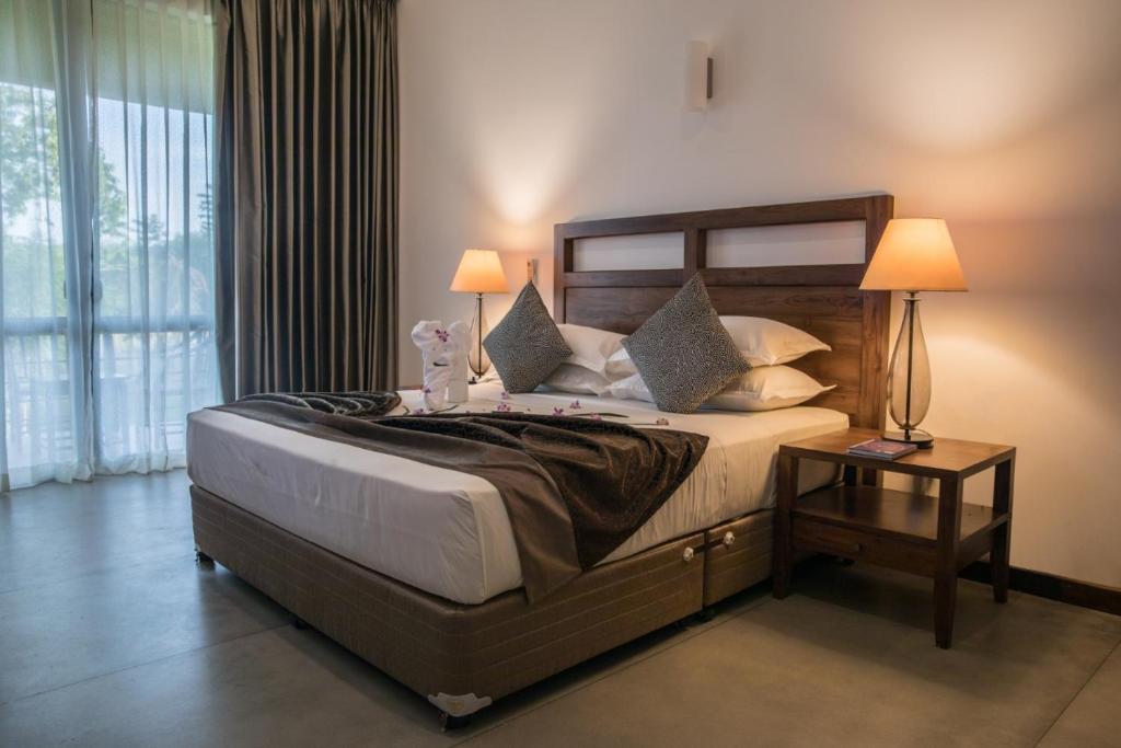 Postel nebo postele na pokoji v ubytování Manthila Hotel