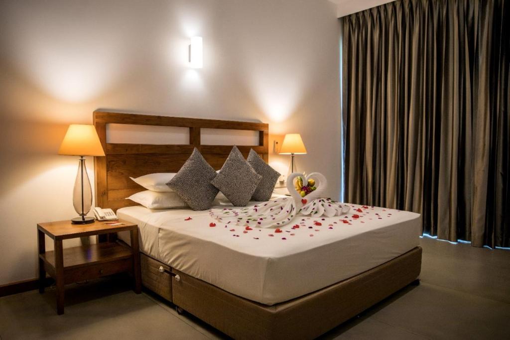 Postel nebo postele na pokoji v ubytování Manthila Hotel