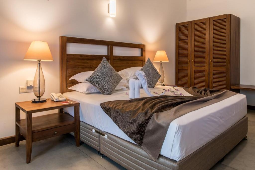 Postel nebo postele na pokoji v ubytování Manthila Hotel