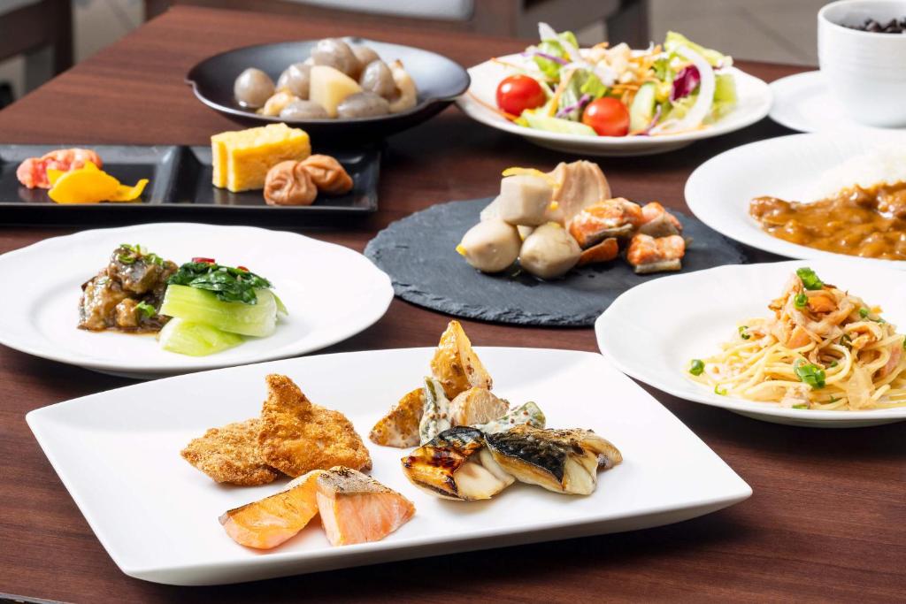 ホテルの敷地内または近くでの食事または食べ物