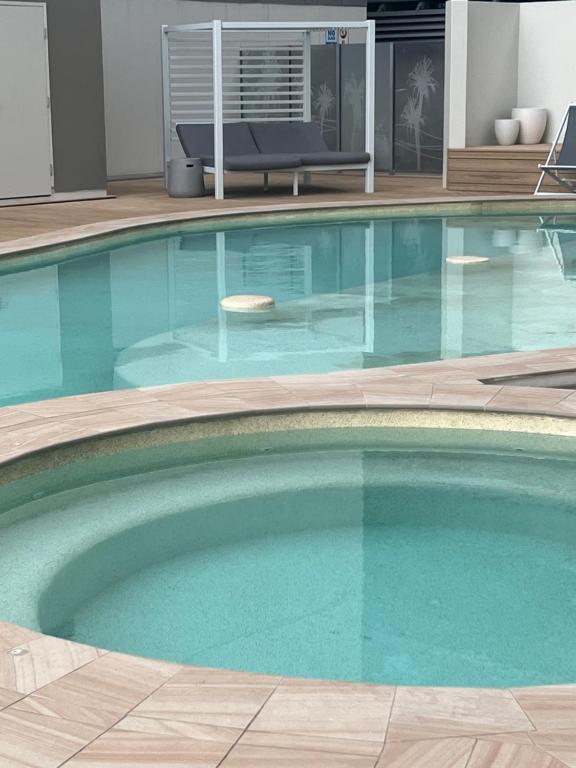 Πισίνα στο ή κοντά στο Pandanas Apt 2 (10th floor, Pool & City views)