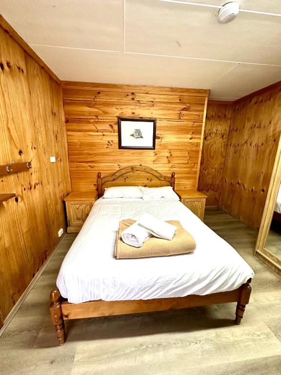 Postel nebo postele na pokoji v ubytování Carinya Village Jindabyne