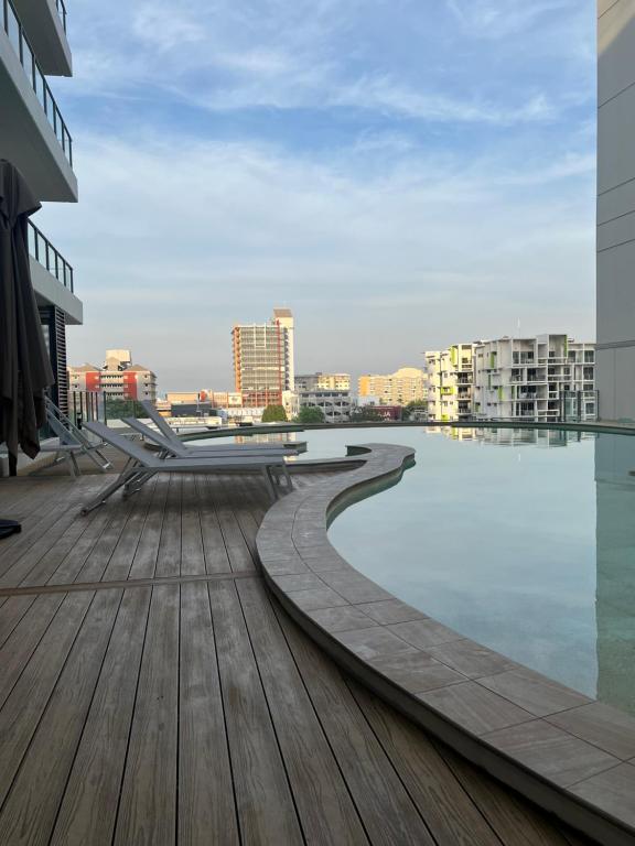 Swimming pool sa o malapit sa Pandanas Apt 5 15th fl Darwin CBD Harbor views