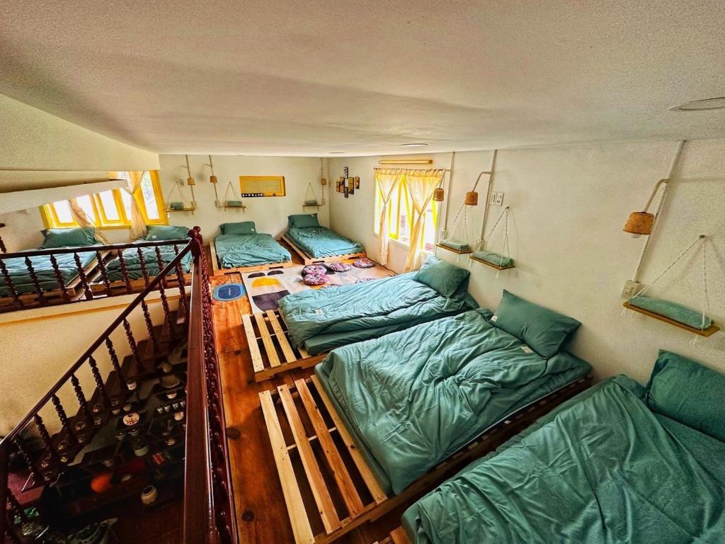 Giường trong phòng chung tại Ở Mô Dalat