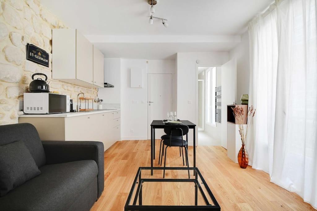 un salon avec un canapé et une table dans l'établissement Charming apartment In Le Marais, à Paris