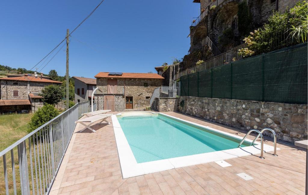 Basen w obiekcie Nice Home In Nicciano With Jacuzzi lub w pobliżu