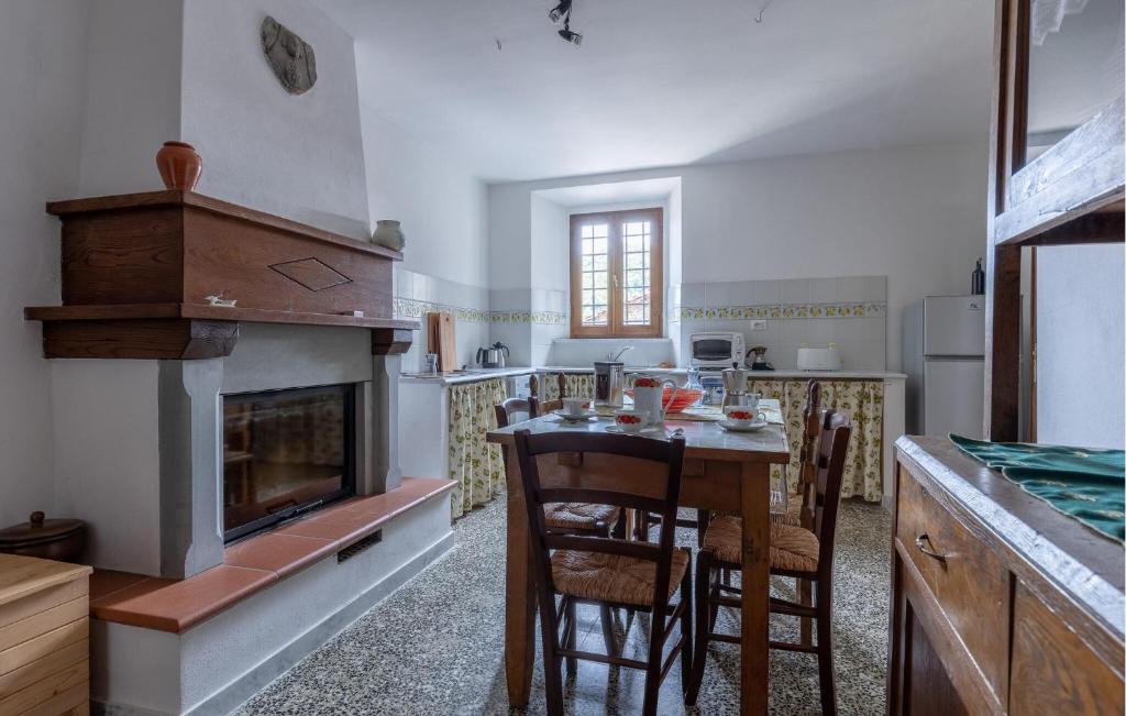 Kuchnia lub aneks kuchenny w obiekcie Nice Home In Nicciano With Jacuzzi