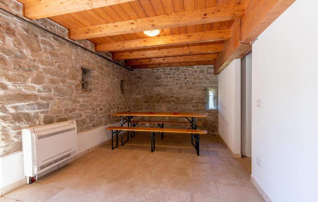 Tenis stołowy w obiekcie Nice Home In Nicciano With Jacuzzi lub pobliżu