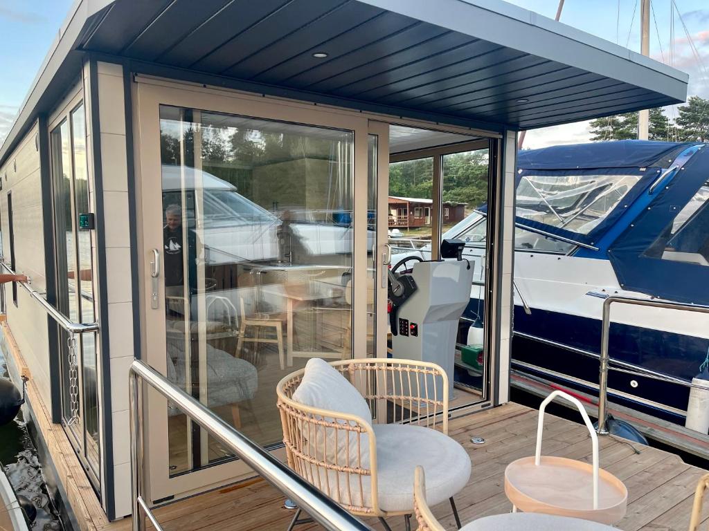 Posezení v ubytování Houseboat La Mare