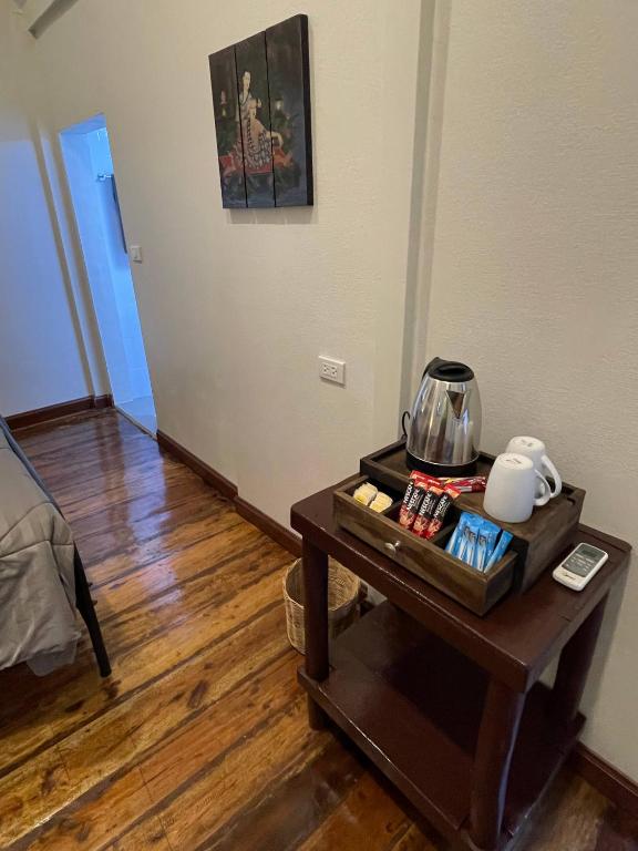 Příslušenství pro přípravu čaje a kávy v ubytování Vanara Bungalows