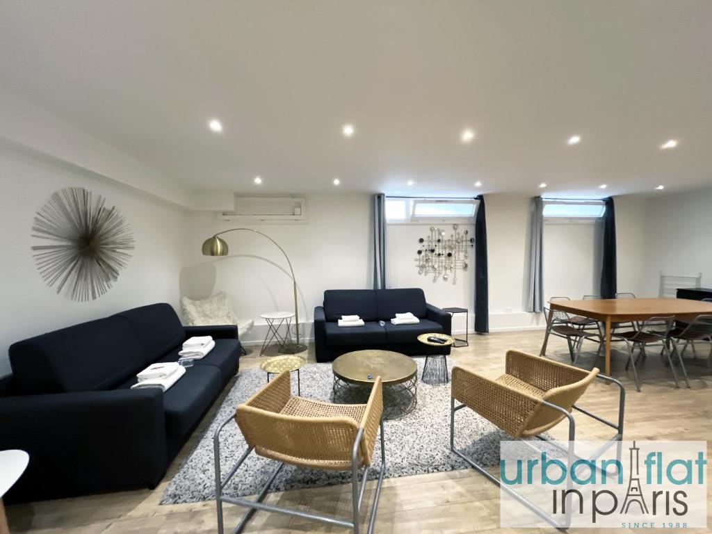un salon avec un canapé et une table dans l'établissement Urban Flat 185 - Pretty 2 Bedroom Apartment in Paris, à Paris