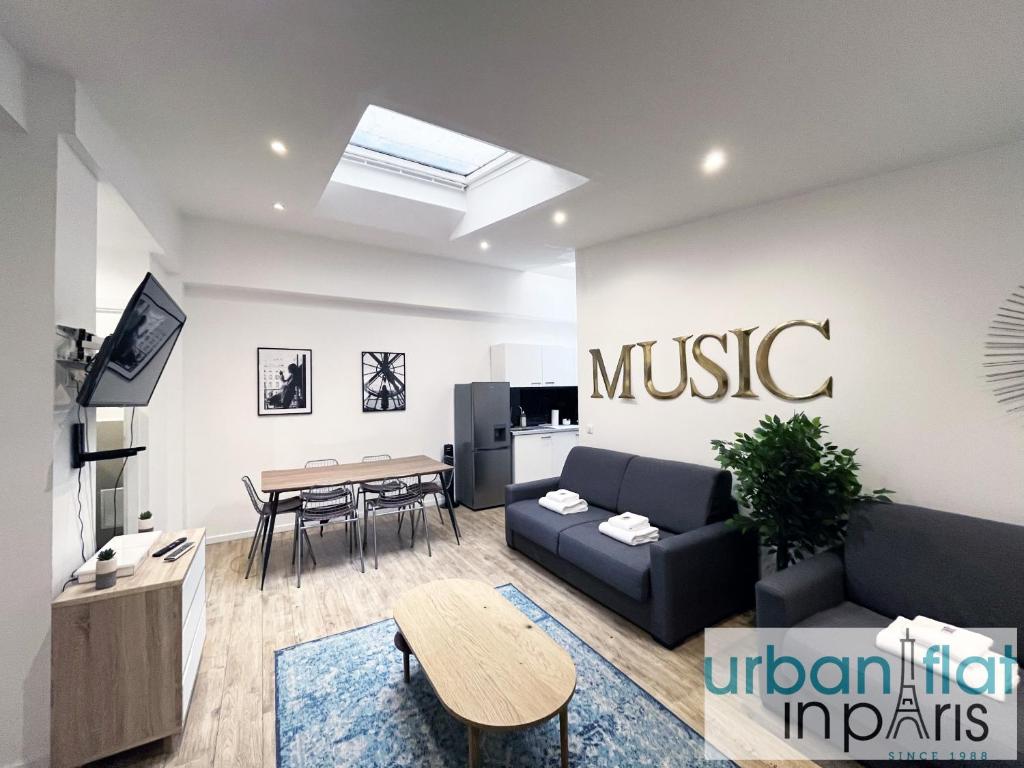 un salon avec un canapé et une table dans l'établissement Urban Flat 187 - Sublime 1 Bedroom in Paris, à Paris