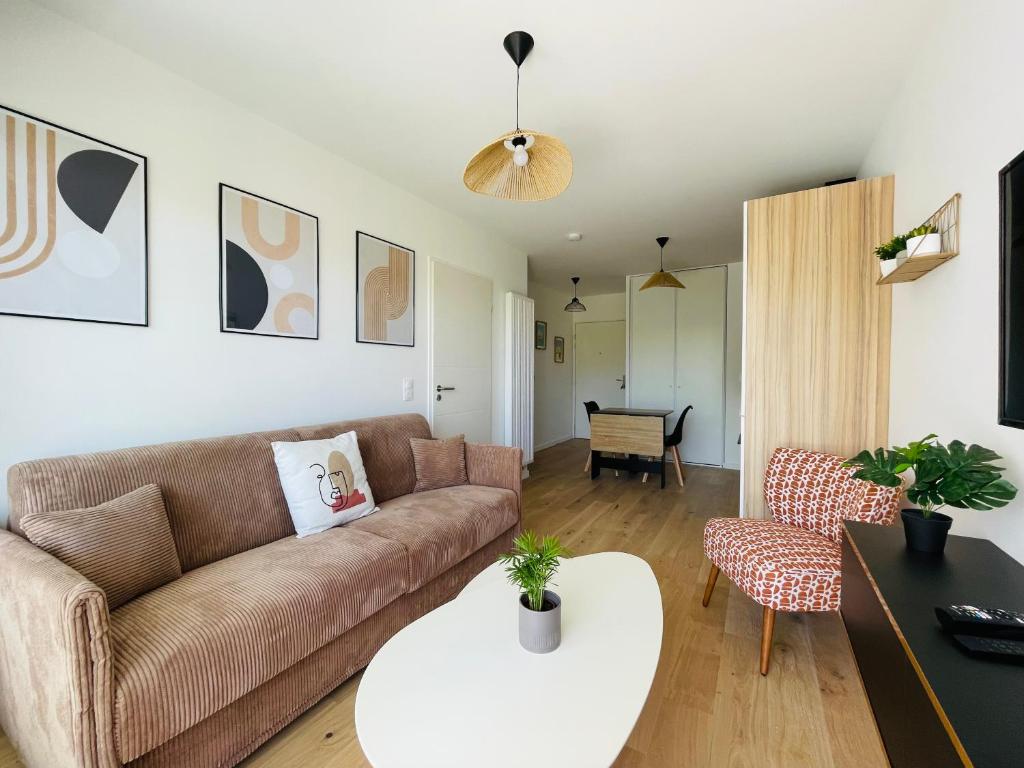 un salon avec un canapé et une table dans l'établissement T2 neuf quartier Vieux Port avec ascenseur et terrasse, à La Rochelle