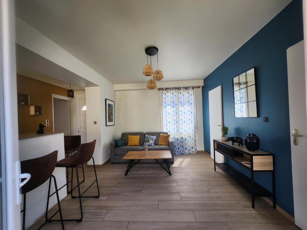 un salon avec un canapé et une table dans l'établissement La Casa Choukie, à Pornic