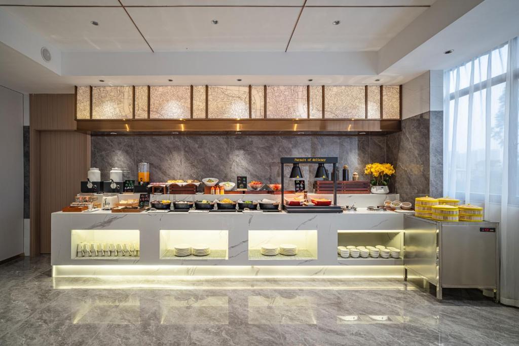徐闻铂顿国际公寓(湛江徐闻城东大道店)的面包店,带食品柜台