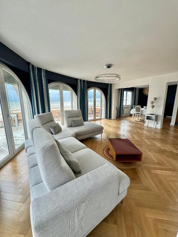 un salon avec un canapé blanc et une table dans l'établissement Rêve bleu, à Royan