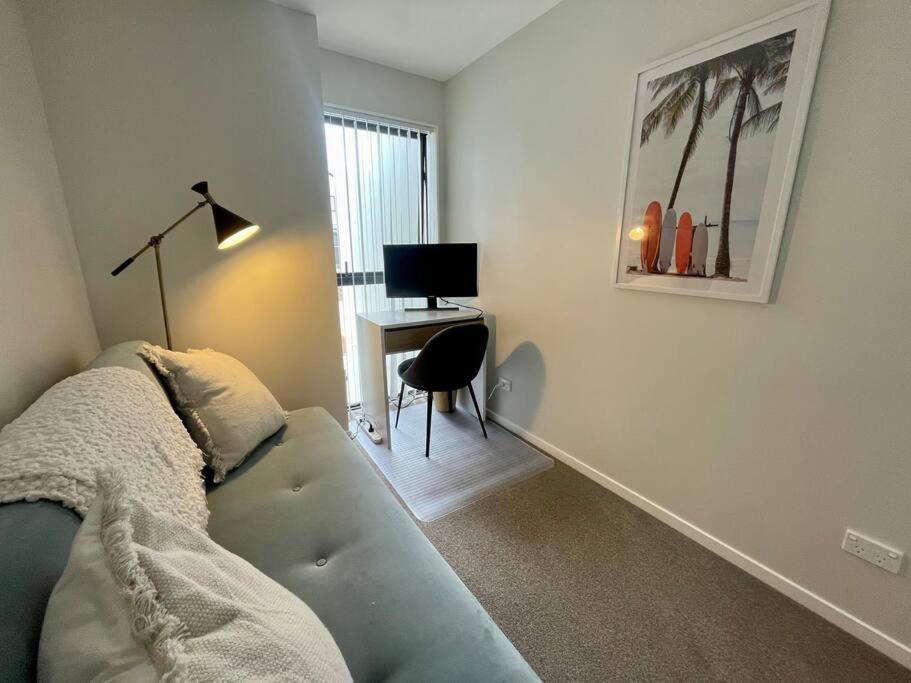 TV a/nebo společenská místnost v ubytování Auckland Airport Oasis Townhouse