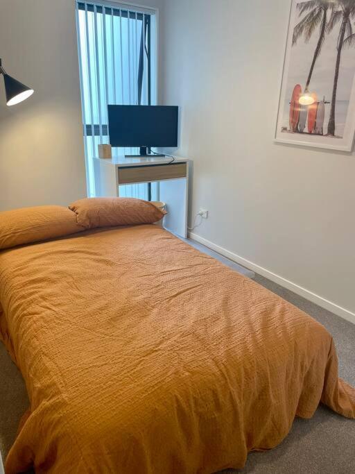 Postel nebo postele na pokoji v ubytování Auckland Airport Oasis Townhouse