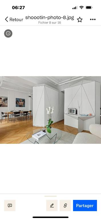 un salon avec des meubles blancs dans l'établissement Appartement design au cœur de paris, à Paris
