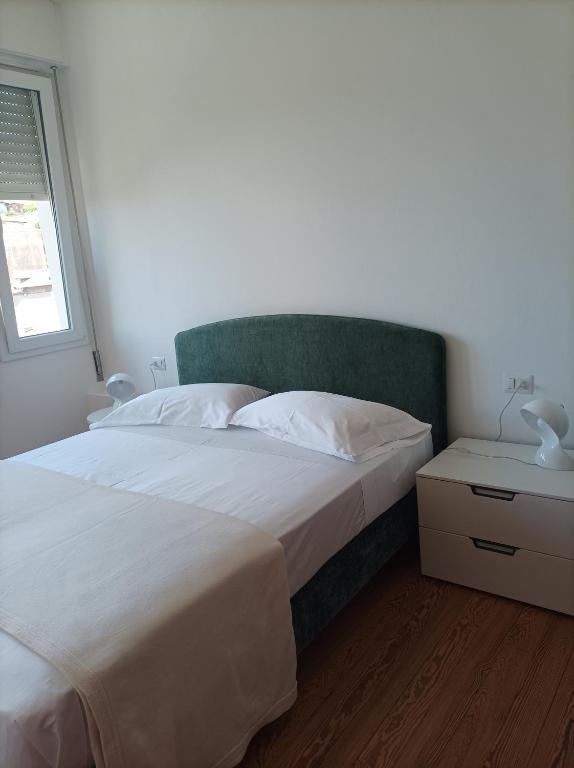 Postel nebo postele na pokoji v ubytování Lago d'Orta attico Sofia