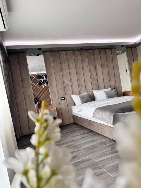 Postel nebo postele na pokoji v ubytování Hanul Domnesc Imperial Hotel & SPA