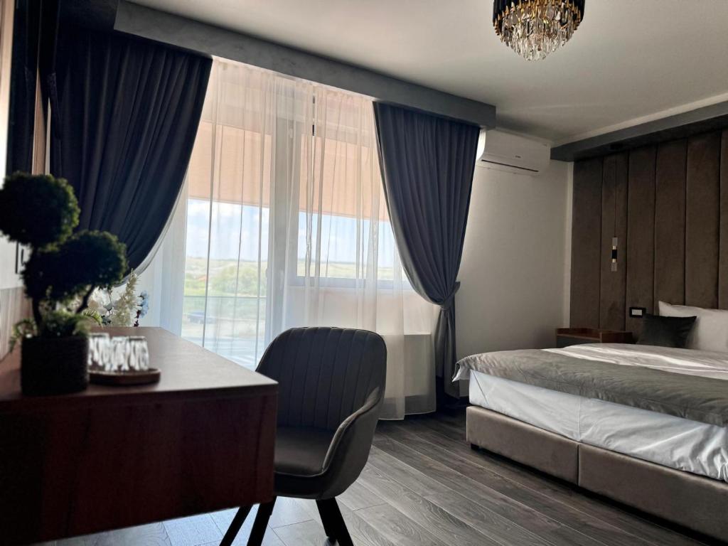 Postel nebo postele na pokoji v ubytování Hanul Domnesc Imperial Hotel & SPA