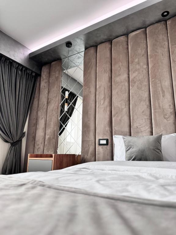 Postel nebo postele na pokoji v ubytování Hanul Domnesc Imperial Hotel & SPA